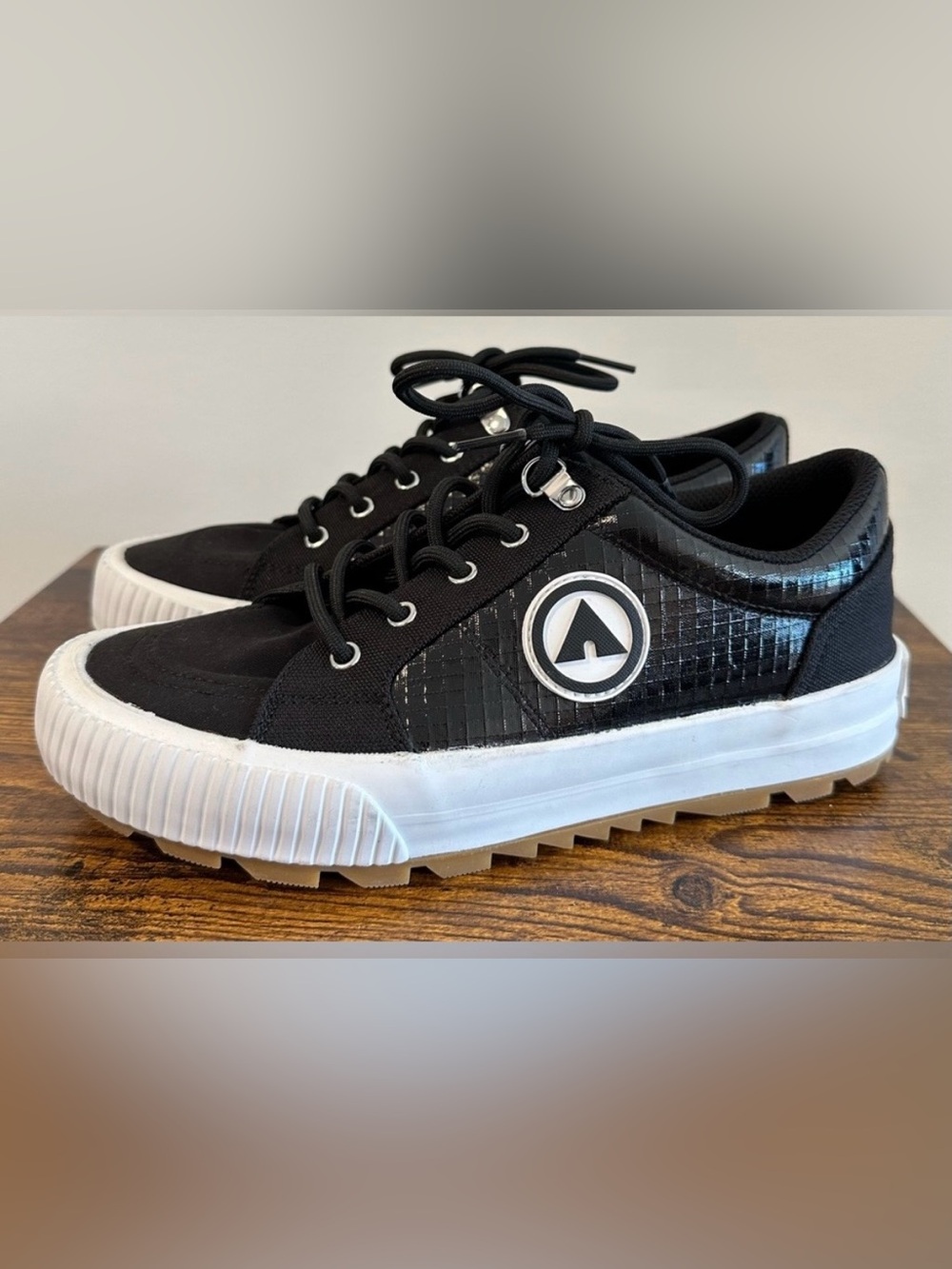 Airwalk Women’s Vic-J Black White Gum Sneakers NWT Size 6
